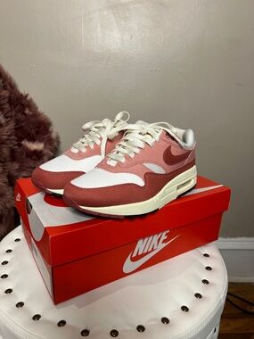 Nike Air Max 1 Rose/White Low-Top Sneakers